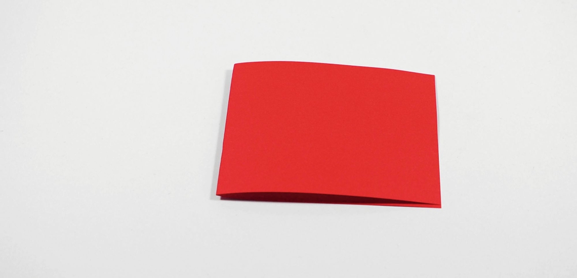 rotes zusammengefaltetes Papier