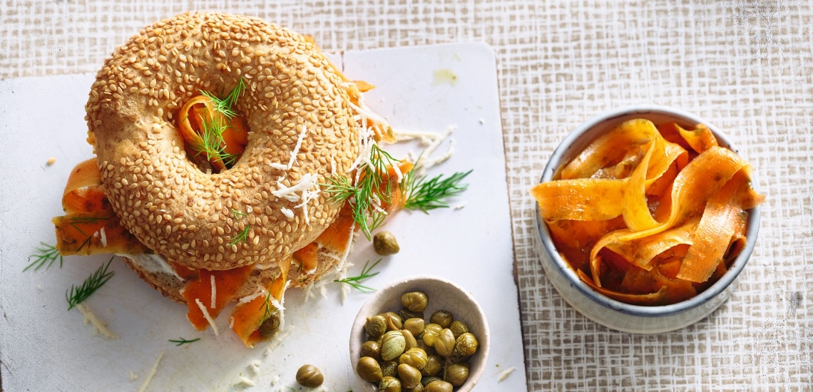 Bagel mit Karotten-Lax, Frischkäse, Kapern, Dill und frisch geriebenem Meerrettich