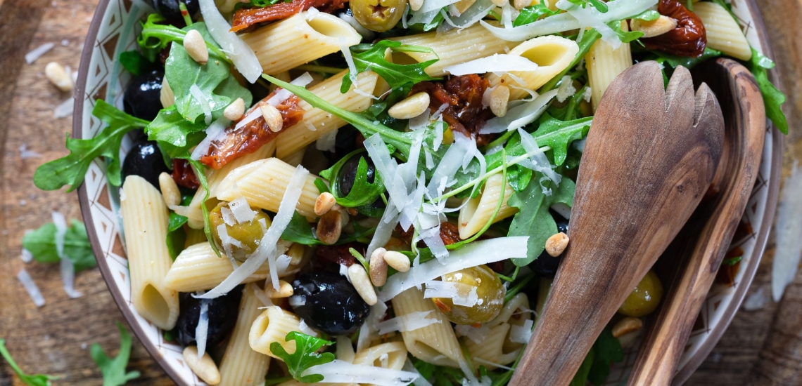 Mediterraner Nudelsalat mit getrockneten Tomaten 