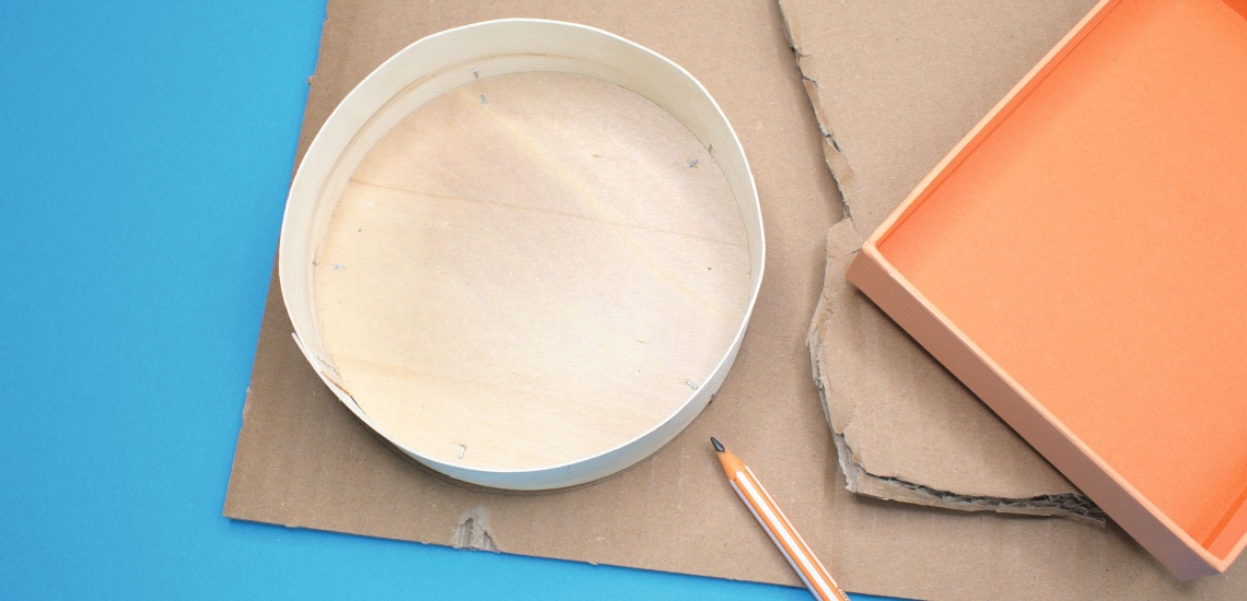 Pappschachtel und Pappkartion mit Stift 