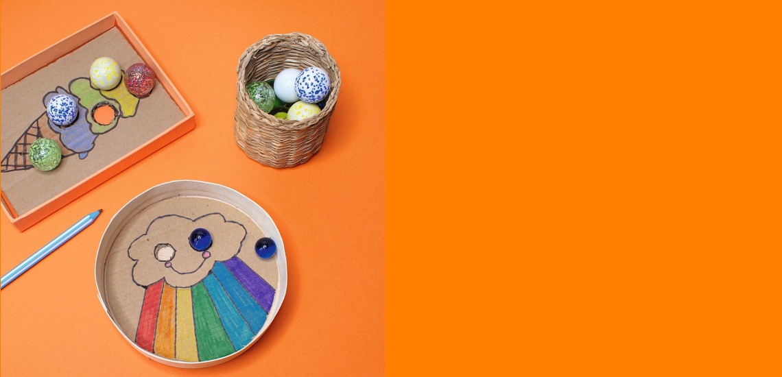 zwei selbstgemacht, bunte Murmelspiele aus Pappkarton mit Murmeln