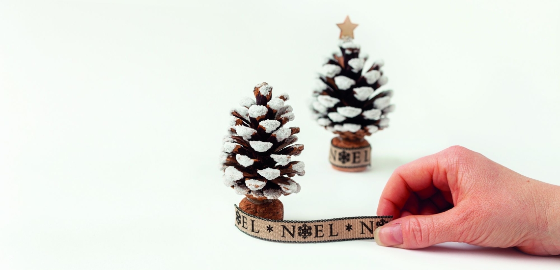 Stoffband wird um Korken gewickelt