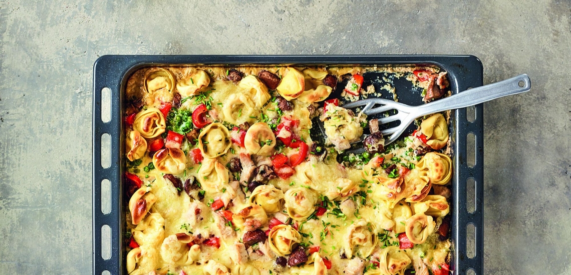 Tortelloni-Auflauf mit Gemüse und Fleisch vom Blech 