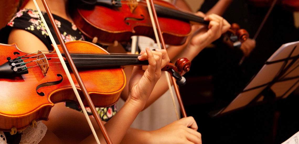 Kinder spielen Geige 
