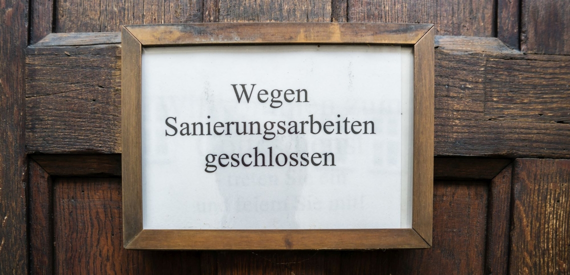 Schild an Kirche Wegen Sanierungsarbeiten geschlossen