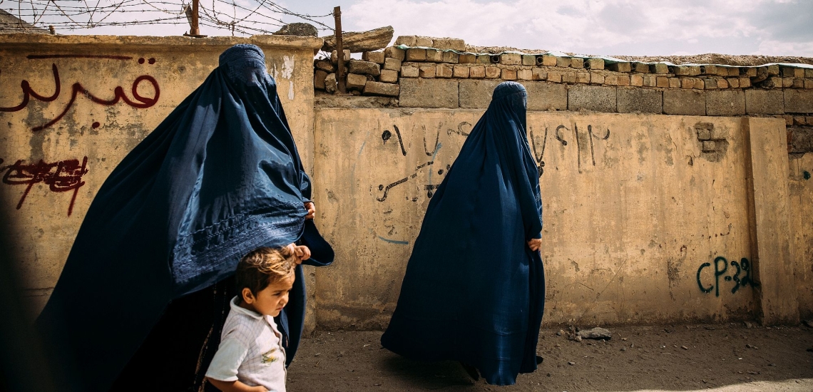 Vollverhüllte Frauen mit Kind in Kabul