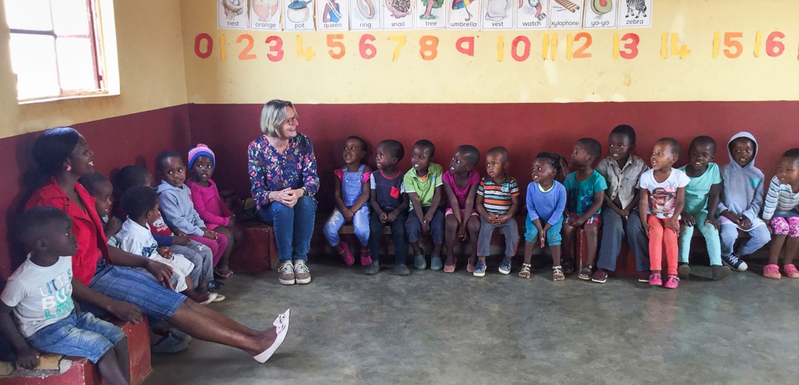 Kirsten Boie mit Kindern in Eswatini (Swasiland)