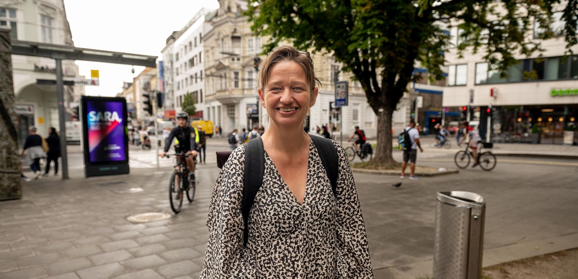 Daniela Brodesser in der Innenstadt von Linz in Oberösterreich 