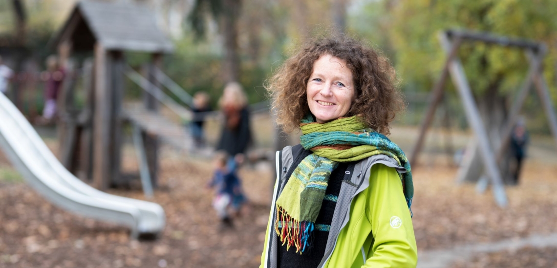 Frau vor Spielplatz 