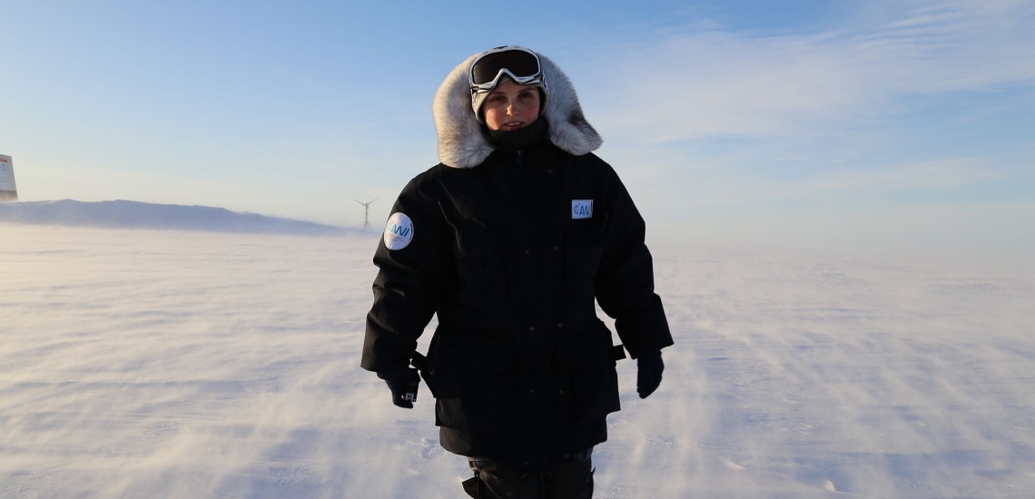 Elke Ludewig in dicker Winterkleidung in der Antarktis 