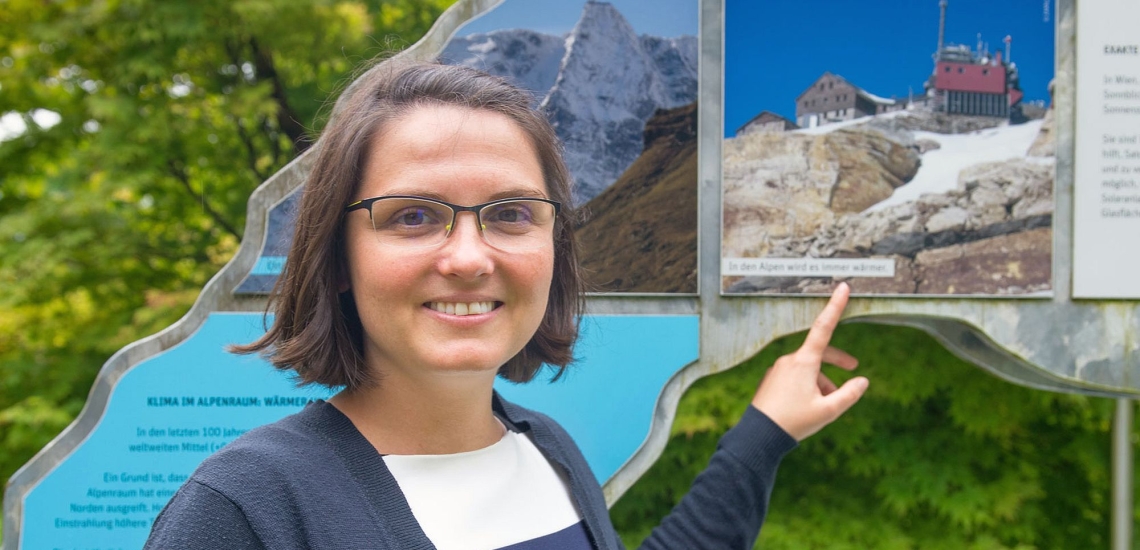 Elke Ludewig mit Bild des Observatoriums