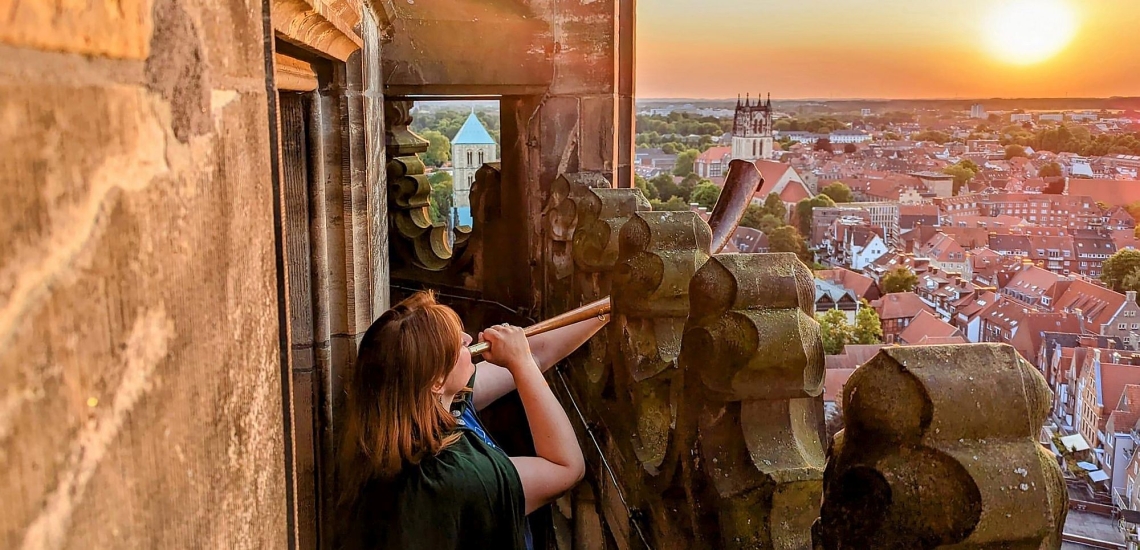 Türmerin Martje Thalmann bläst das Horn auf dem Turm der Lamberti-Kirche in Münster 