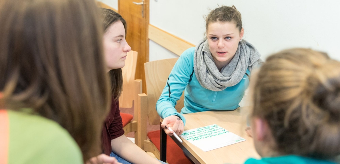 Jugendliche diskutieren bei Seminar 