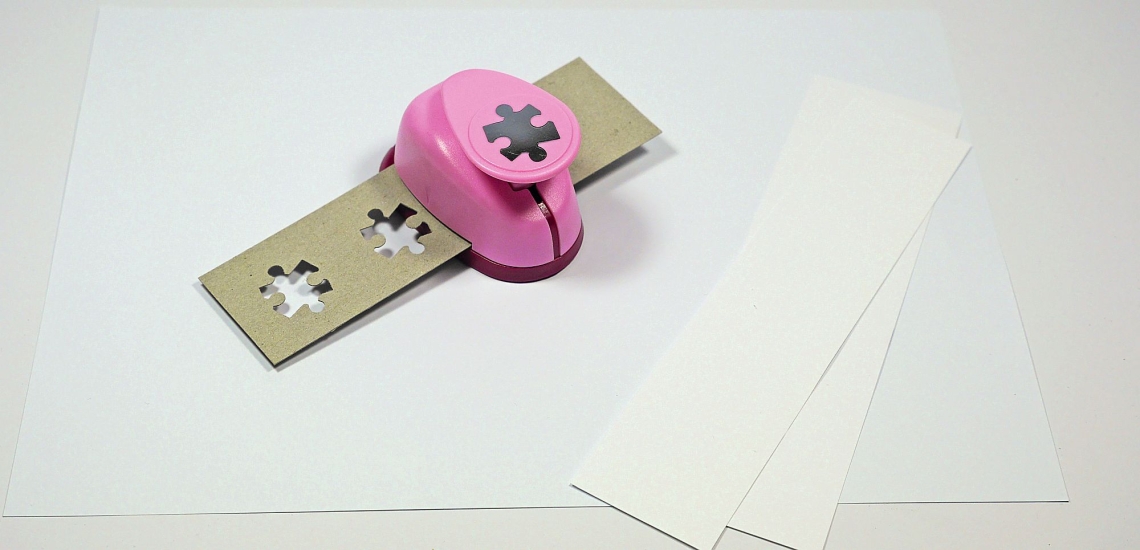 Mit Motivstanzer werden Formen aus Pappe gestanzt