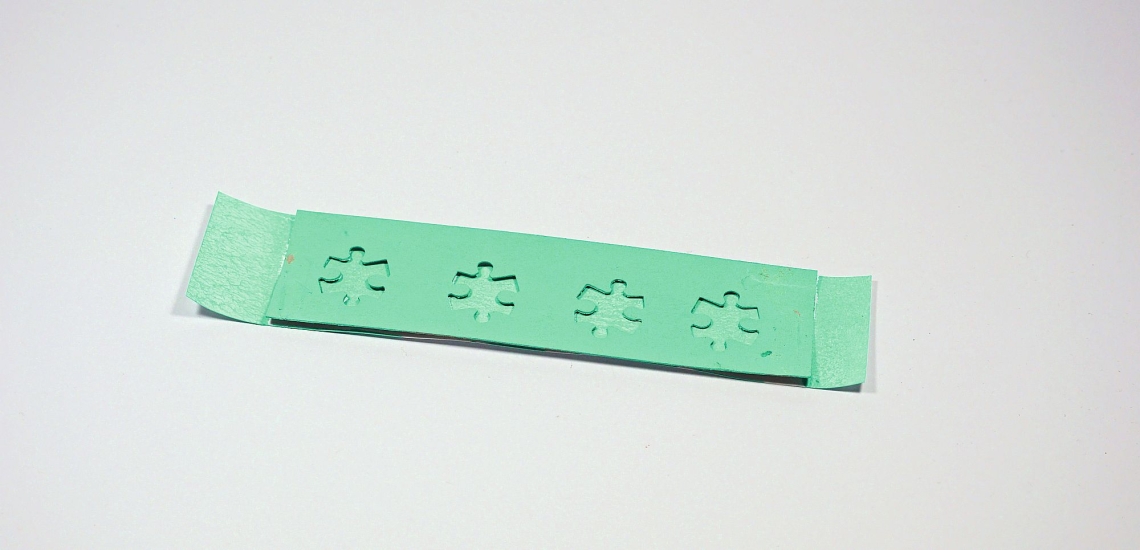 Mit Farbe wird Streifen komplett bemalt