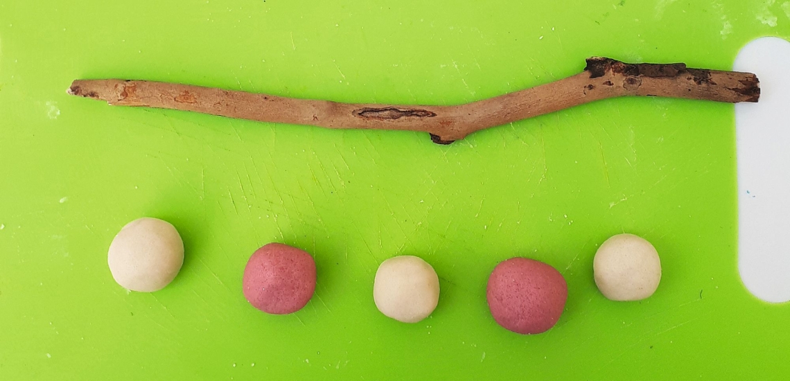 Kugeln aus Salzteig und Ast 