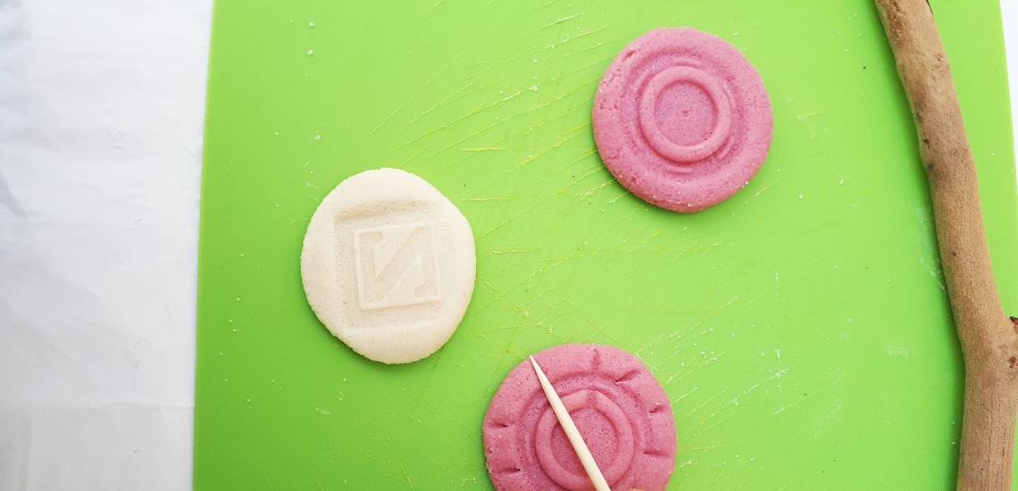 Kreise Salzteig verziert mit Stempeln 