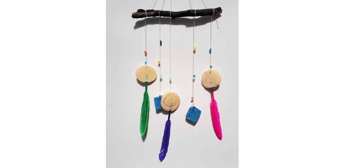 Mobile aus Salzteig mit Federn und Perlen 