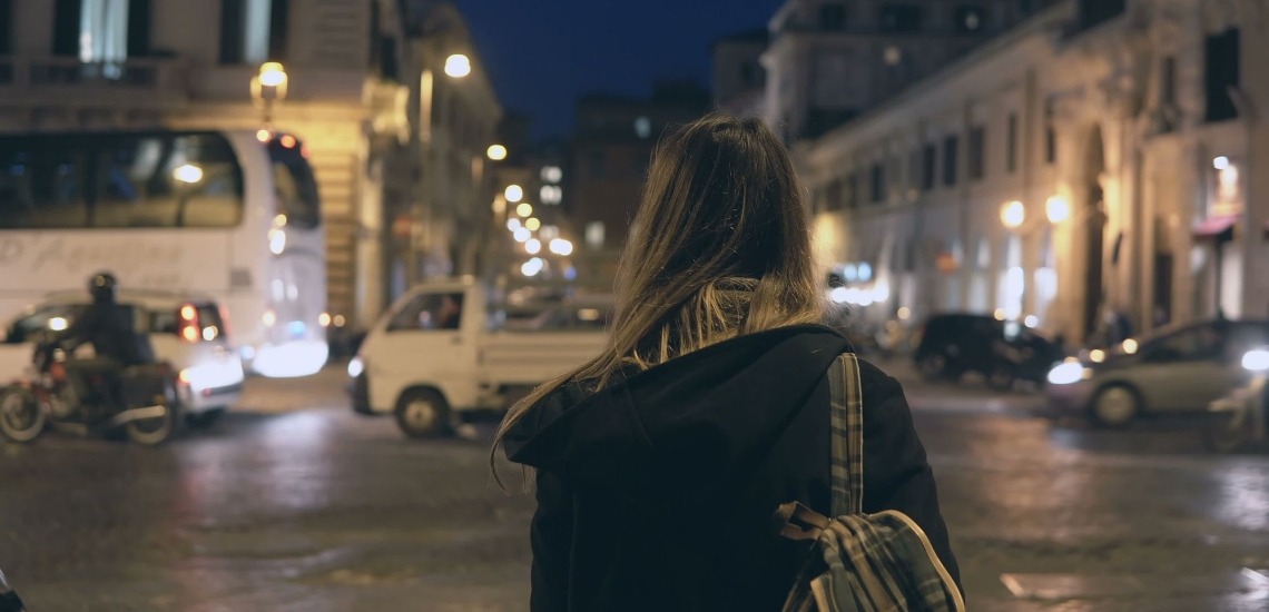 Jugendliche von hinten in der Nacht in einer Stadt 