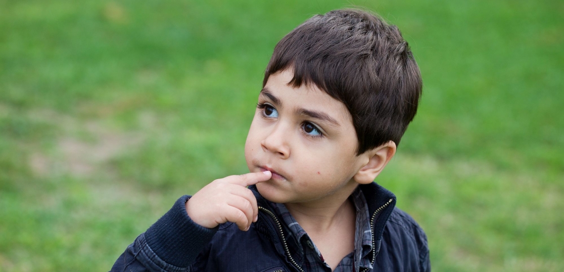 Kinder schaut fragend zur Seite