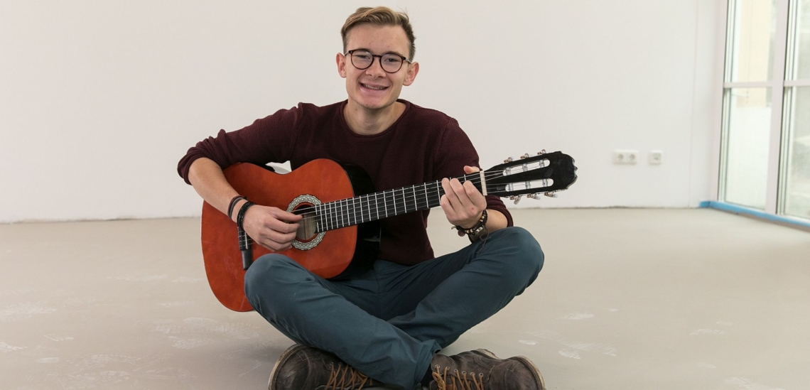 Ehemaliger FSJ-ler Lukas Werner mit Gitarre 