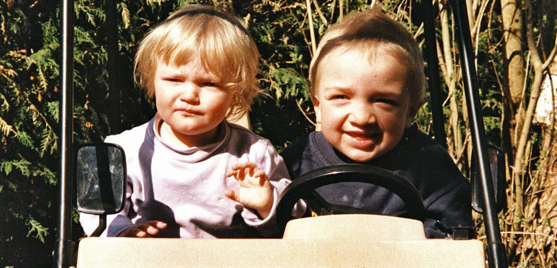 Alexander Greis mit seiner Schwester als kleine Kinder