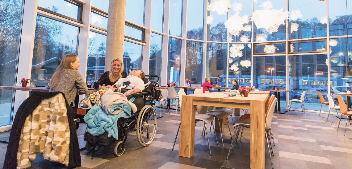 Alexander Greis mit Schwester und Mutter im Café