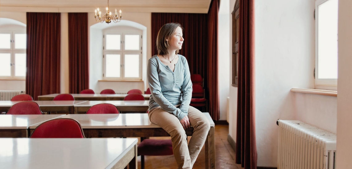 Julia Meichelböck in einem Hörsaal im Kloster Benediktbeuern 