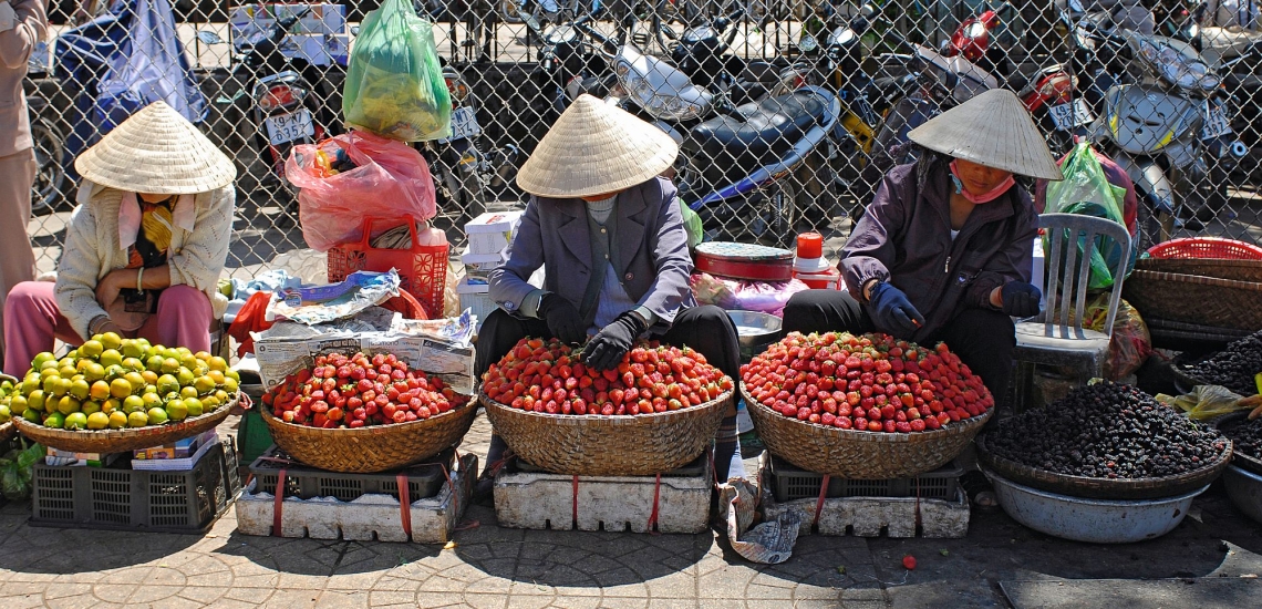 Obstverkäufer an einer Straße in Vietnam