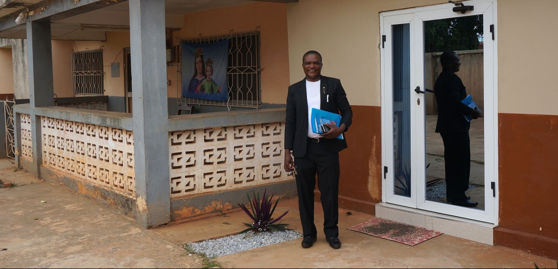 Pater Robertson Sung vor Haus in Ghana 