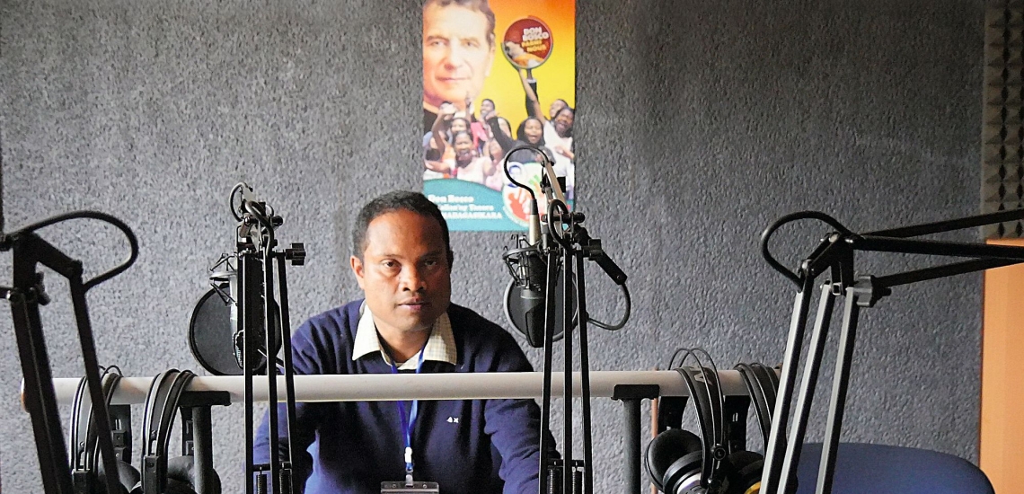 Pater Eric Franck im Studio von Radio Don Bosco auf Madagaskar 