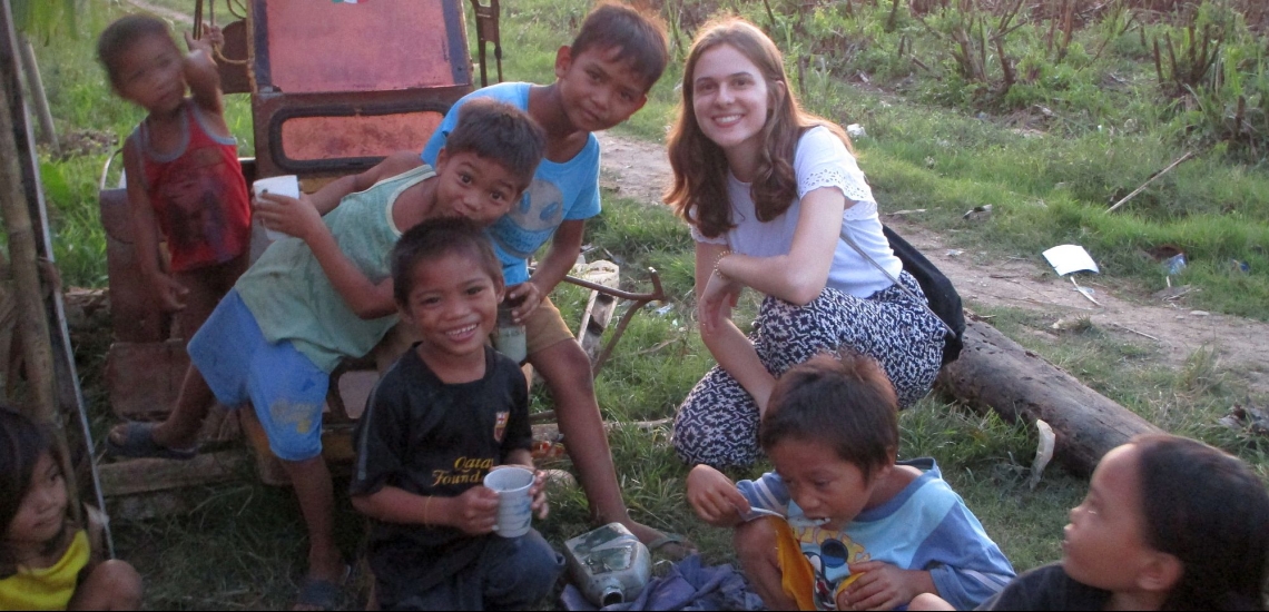 Sara Straub mit Kindern auf einem Feld 