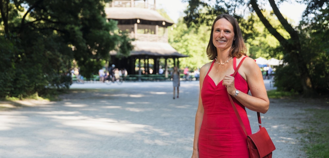 Antje Eichler vor dem Chinesischen Tum in München. 