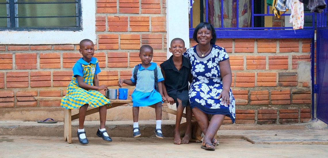 Dorothea aus Ghana mit Mutter und Großmutter und anderen Kindern 