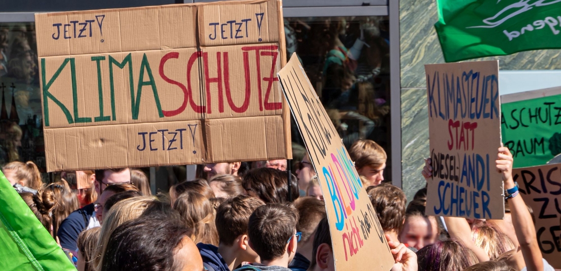 Menschen und Plakate bei Fridays for Future Demonstration 