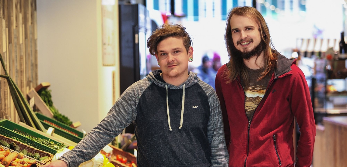 Sebastian Würth und Joshua Streitz im Unverpacktladen in Trier