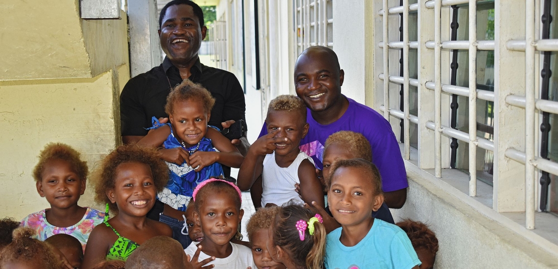 Kinder und zwei Männer bei Don Bosco auf den Salomonen 