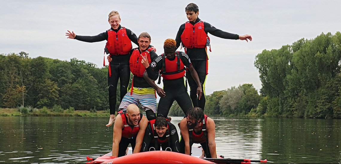 Jugendliche auf Fluss mit einem Stand-Up-Paddle