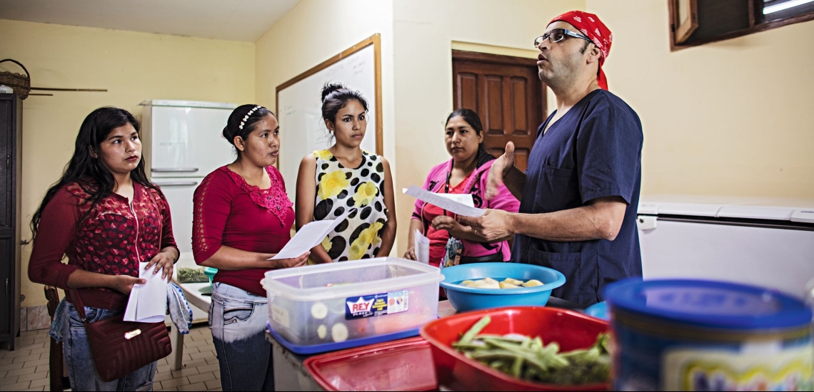 Mann mit Frauen in Küche 