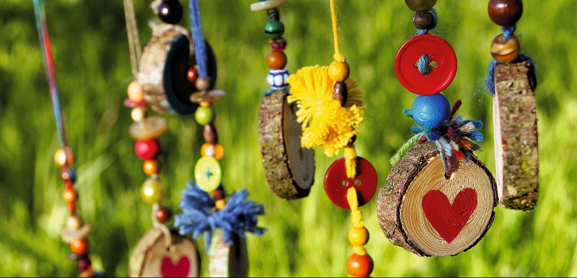 Bunt bemalte Anhänger aus Holz und Perlen 