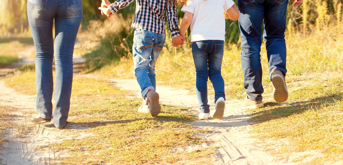 Rückenansicht Familie bei Spaziergang im Park 