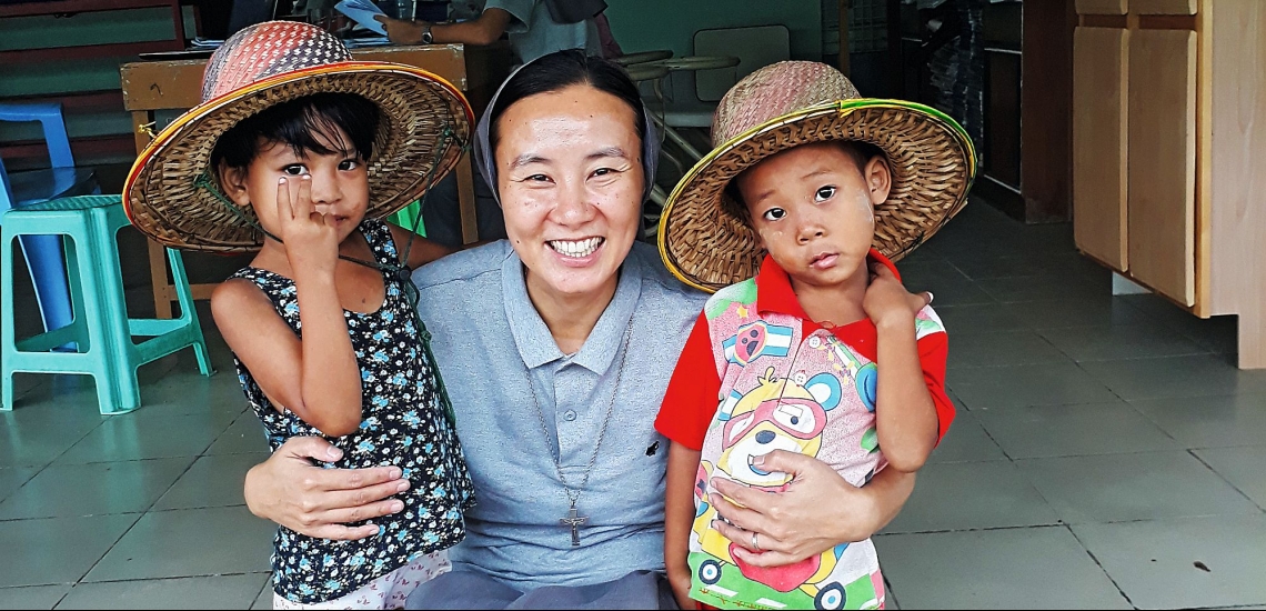 Schwester mit zwei Kindern im Kindergarten der Don Bosco Schwestern in Myanmar 