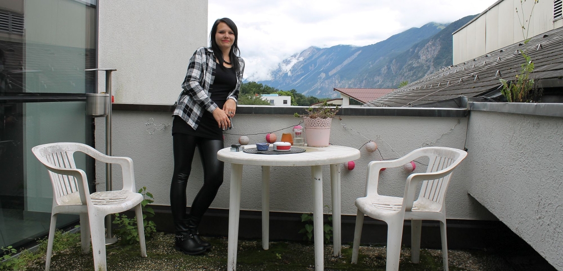 Jasmin Berg im Don Bosco Haus Stams auf einem Balkon 