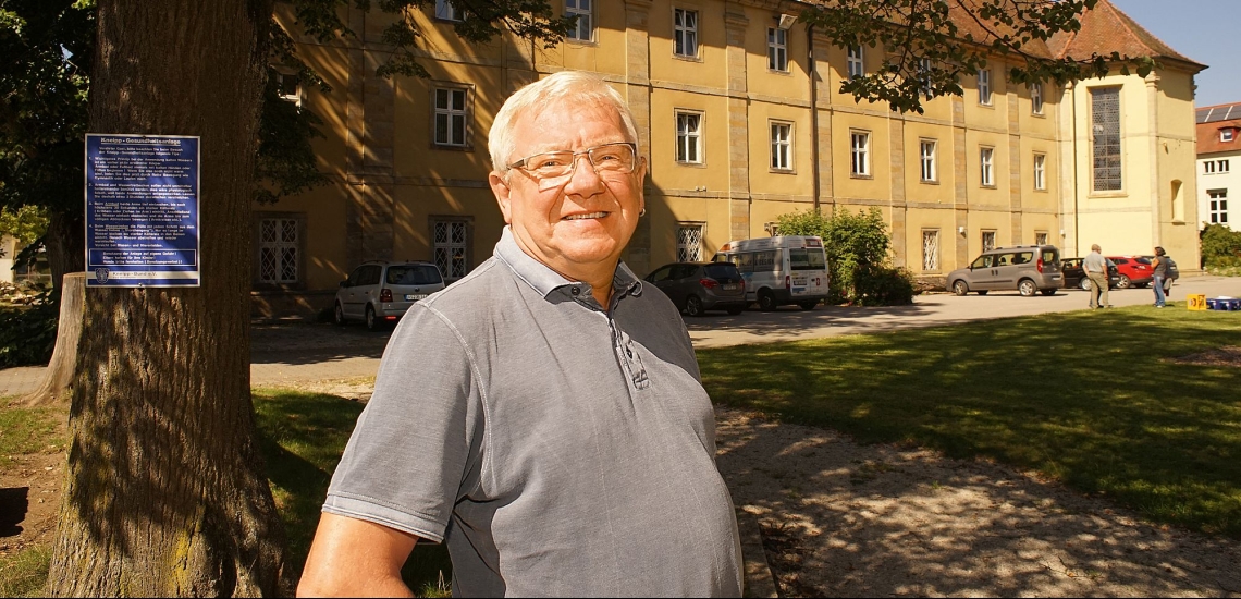 Martin Dollacker auf dem Parkplatz vor dem Kloster Ensdorf 