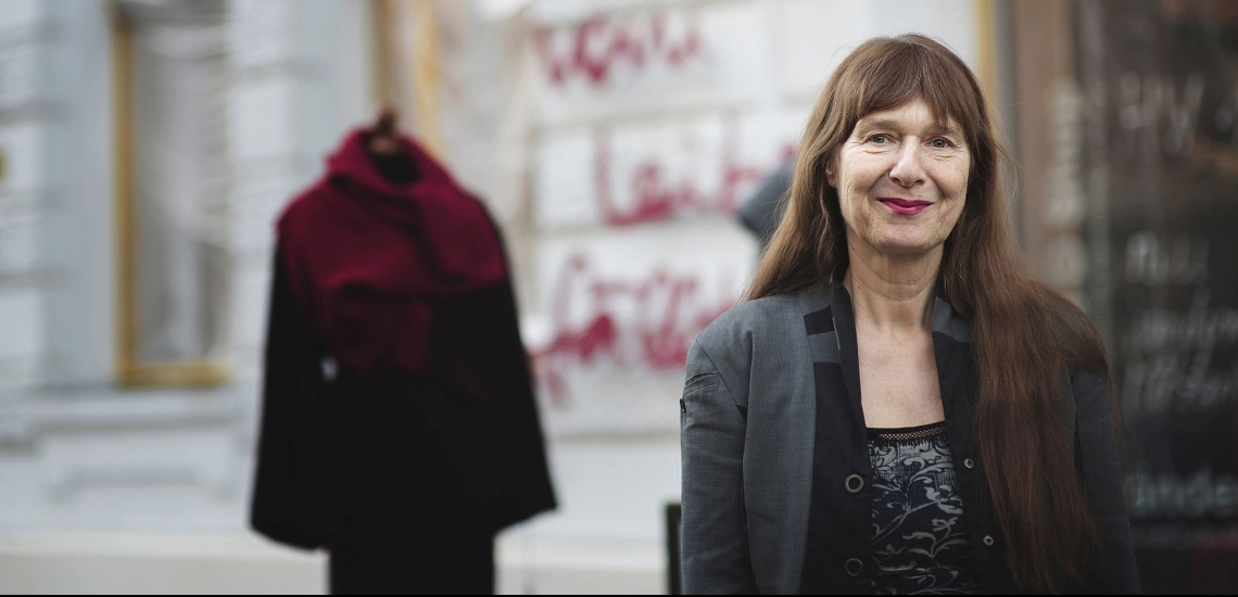 Elisabeth Prantner vor ihrem Änderungsatelier in Berlin 