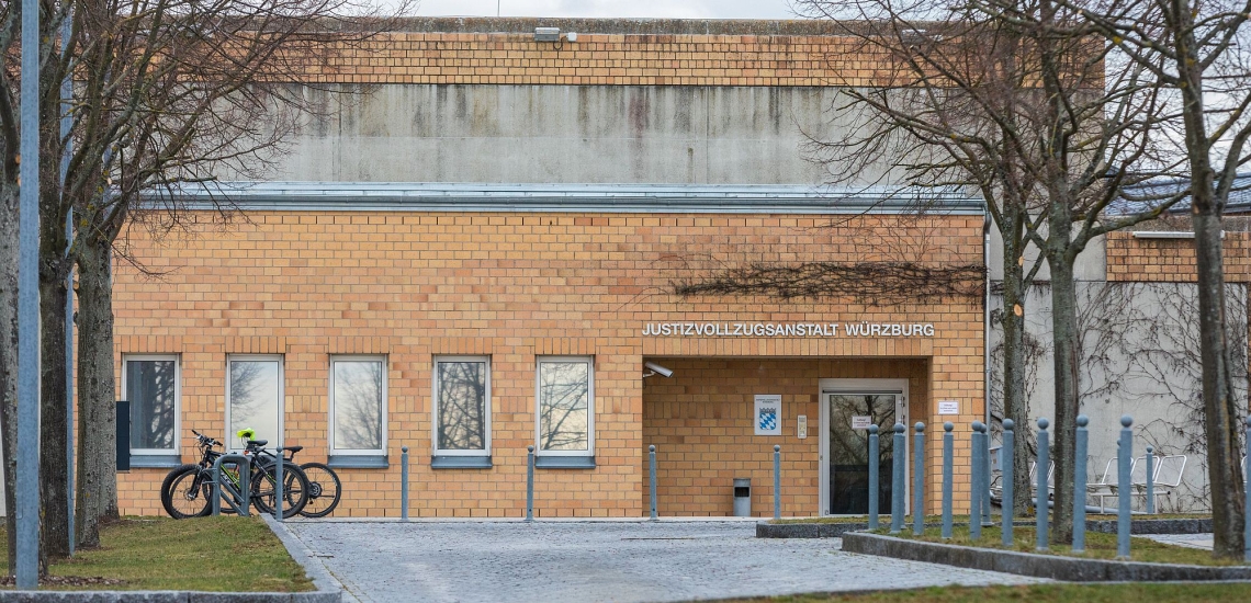 Fassade und Eingang der JVA Würzburg 