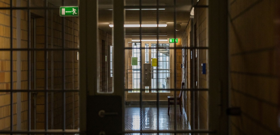 Dunkler Flur mit Türen und Gittern in der JVA Würzburg 