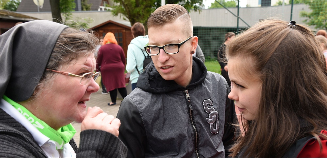 Schwester Lydia Kaps mit Jugendlichen im Don Bosco Zentrum Magdeburg 