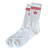 ein Paar weiße Tennissocken mit rotem Don Bosco Logo und zwei roten Streifen am Bund