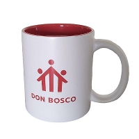 Weiße Tasse mit rotem Don Bosco Logo und roter Innenseite